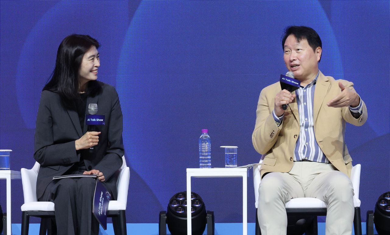 Chey Tae-won (right), chair of both SK Group and the Korea Chamber of Commerce and Industry, and Kakao CEO Chung Shin-a engage in conversation during a talk session on AI at the KCCI summer forum held in Gyeongju, North Gyeongsang Province, on Friday. (KCCI)