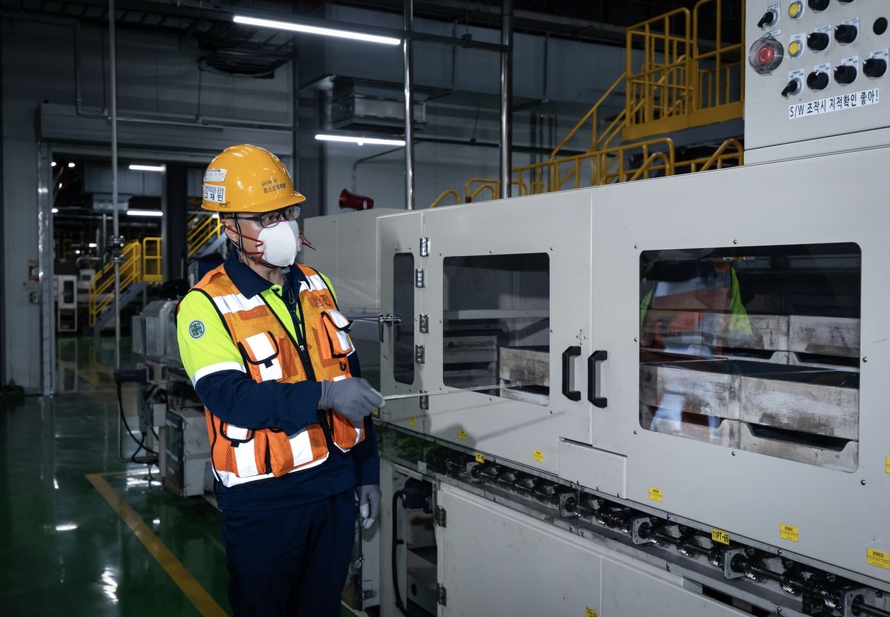 A manager at the Posco Future M Gwangyang Cathode Material Plant explains the manufacturing process. (Posco Future M)