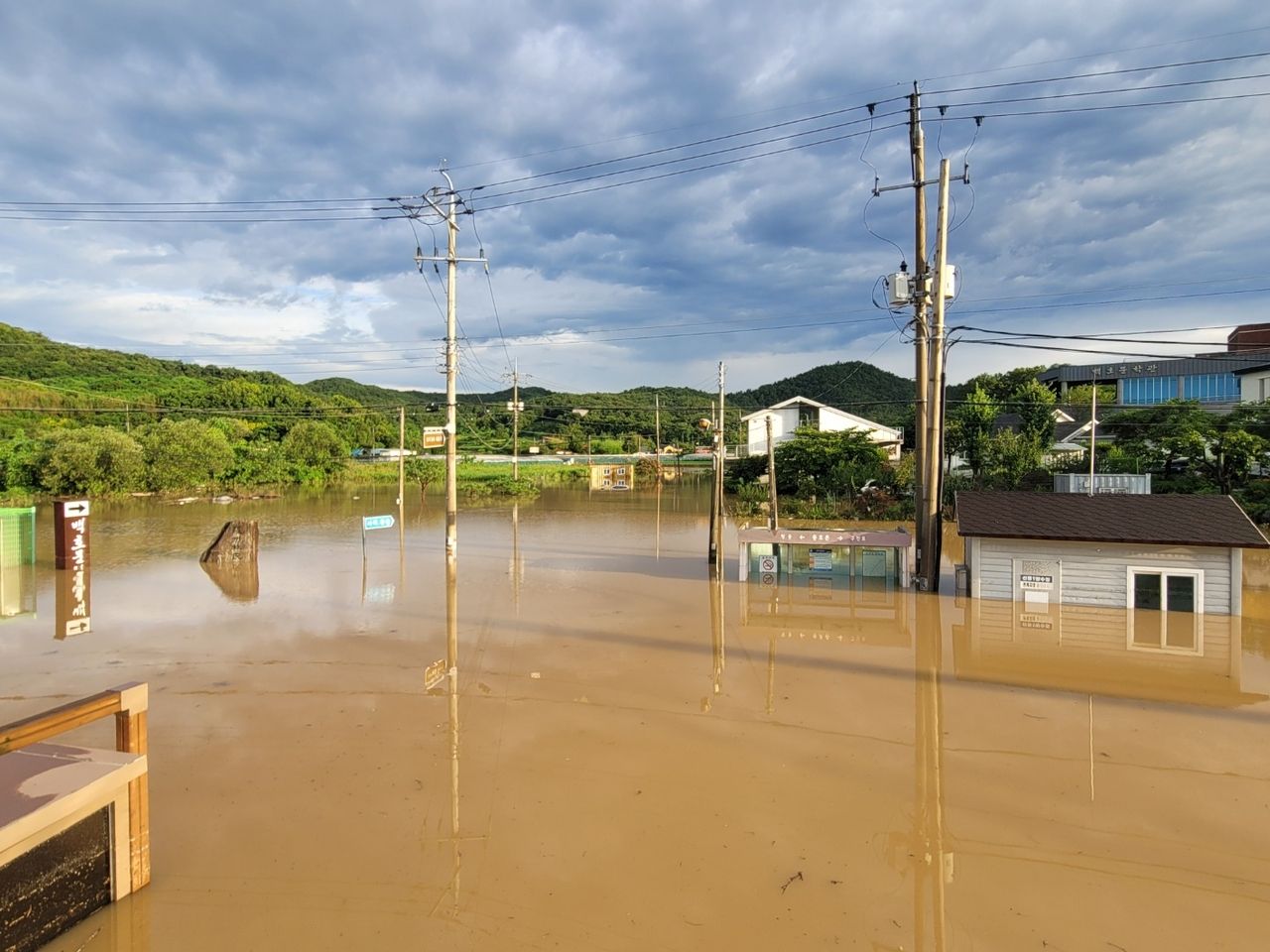 A road in Naju, North Jeolla Province, is seen flooded after a heavy rain warning was issued in the city for the second consecutive day, Friday. (Yonhap)