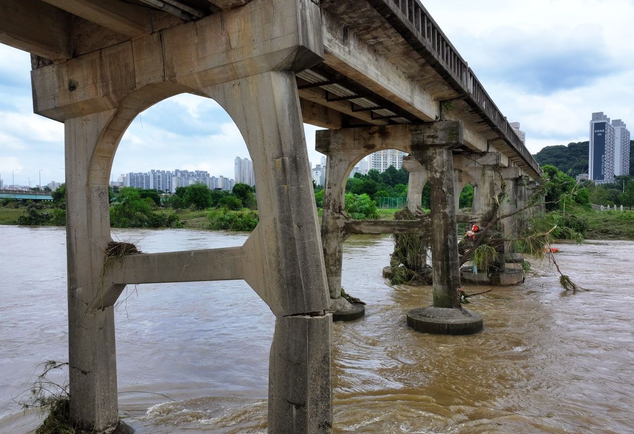 Gwangju’s Sandong Bridge, a preserved Korean War battle site, is now at risk of collapse after torrential rain caused visible cracks and support failures. Local officials have restricted access and are conducting urgent assessments to prevent further damage. (Yonhap)