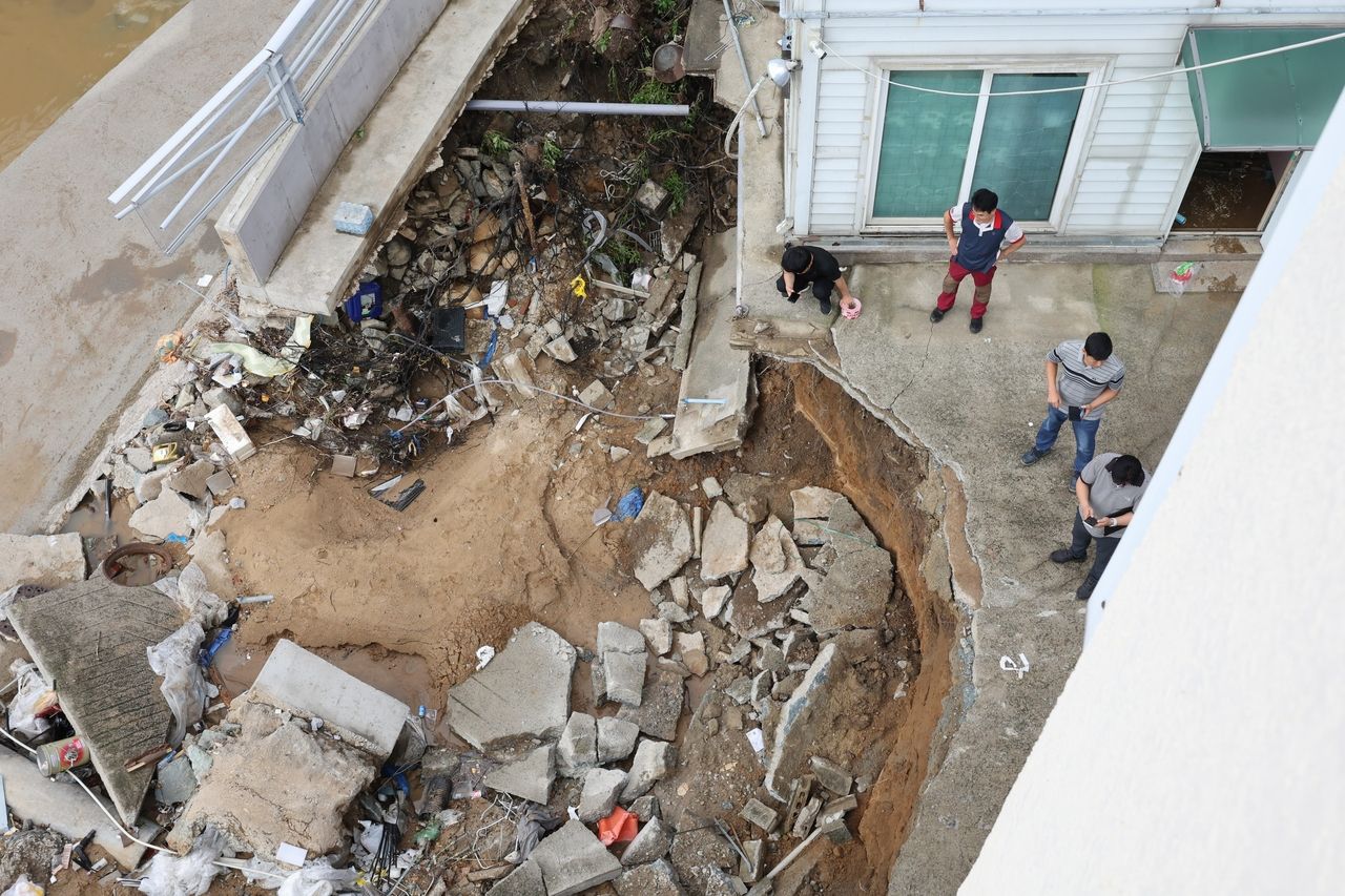 A factory floor in northern Gwangju gave way after Thursday’s extreme rainfall, which brought a record-high 426.4 millimeters of precipitation to the city in a single day. (Yonhap)