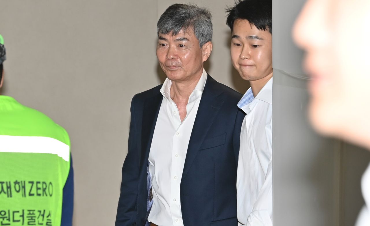 Lee Jong-ho (center), former head of investment firm Blackpearl Invest, appears for questioning at special counsel Min Joong-ki's office]