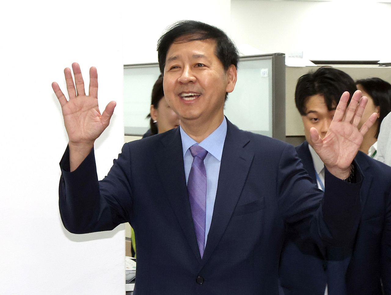 Deputy Prime Minister and Minister of Economy and Finance Koo Yun-cheol visits the Ministry of Economy and Finance press room at the Government Complex Sejong on Monday. (Yonhap)]