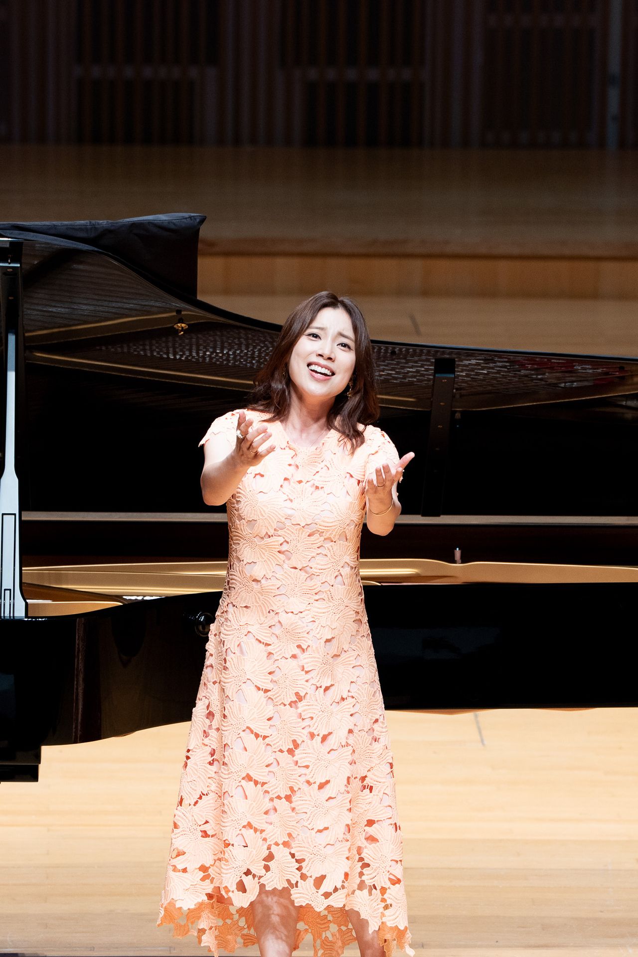 Soprano Hwang Sumi sings in a press conference Thursday at Lotte Concert Hall in Songpa-gu, Seoul. (Lotte Concert Hall)