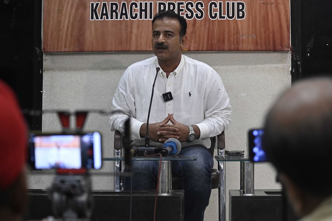 Spokesperson of the Balochistan provincial government, Shahid Rind, speaks with journalists about the killing of a couple in Karachi, Pakistan, Sunday. (EPA-Yonhap)]