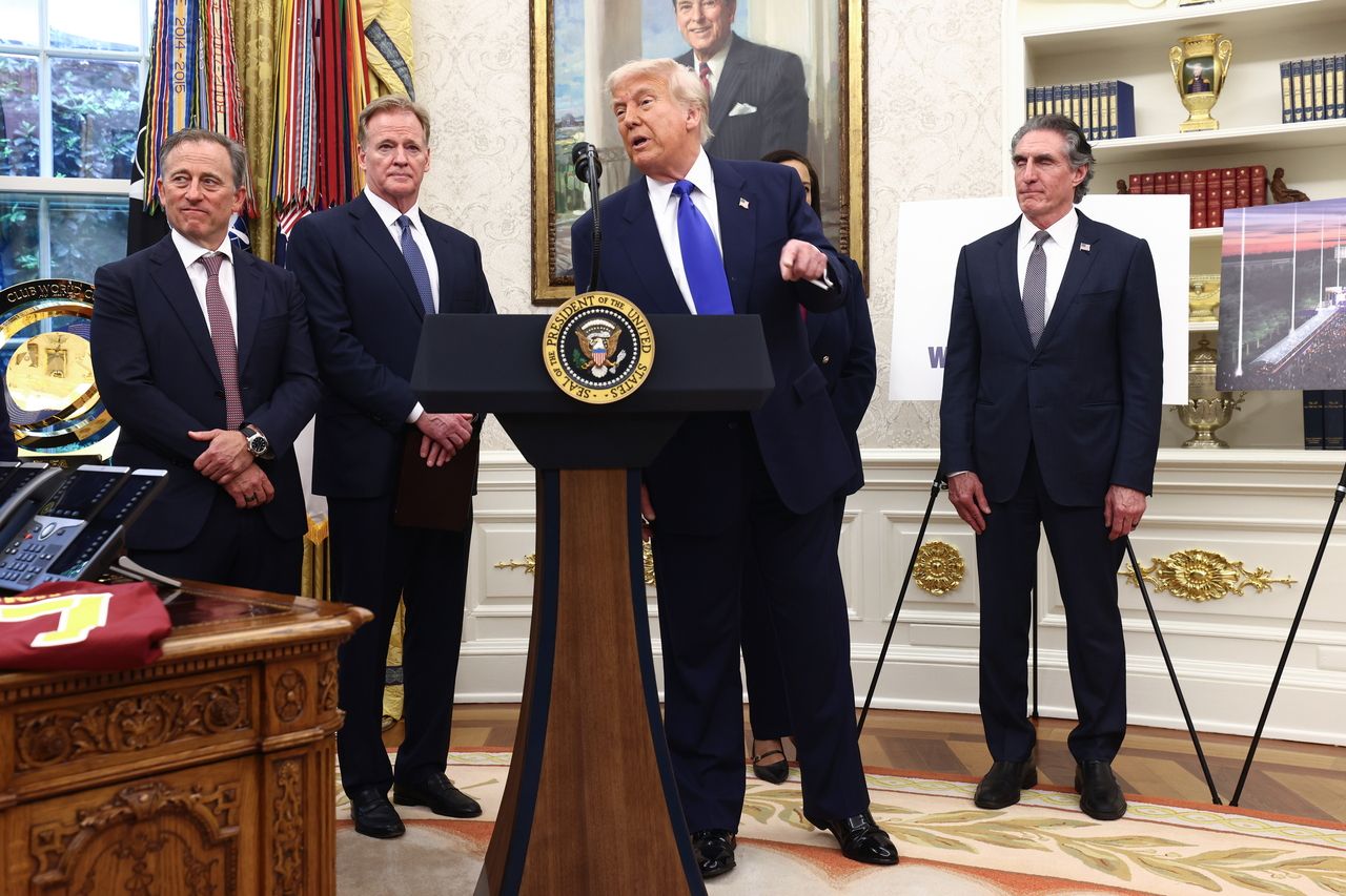 US President Donald Trump (center right), alongside Washington Commanders owner Josh Harris (left), National Football League Commissioner Roger Goodell (center left), and Secretary of the Interior Doug Burgum, announces that Washington will host the 2027 NFL draft in the Oval Office of the White House, in Washington, May 5. EPA-Yonhap]