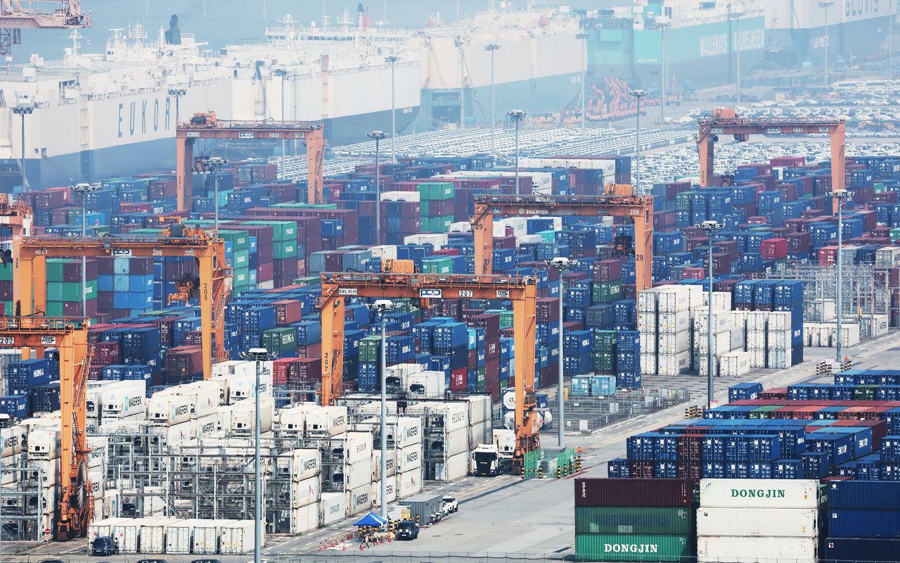 Containers stacked at Pyeongtaek Port in Gyeonggi Province on July 8, 2025. (Yonhap)]