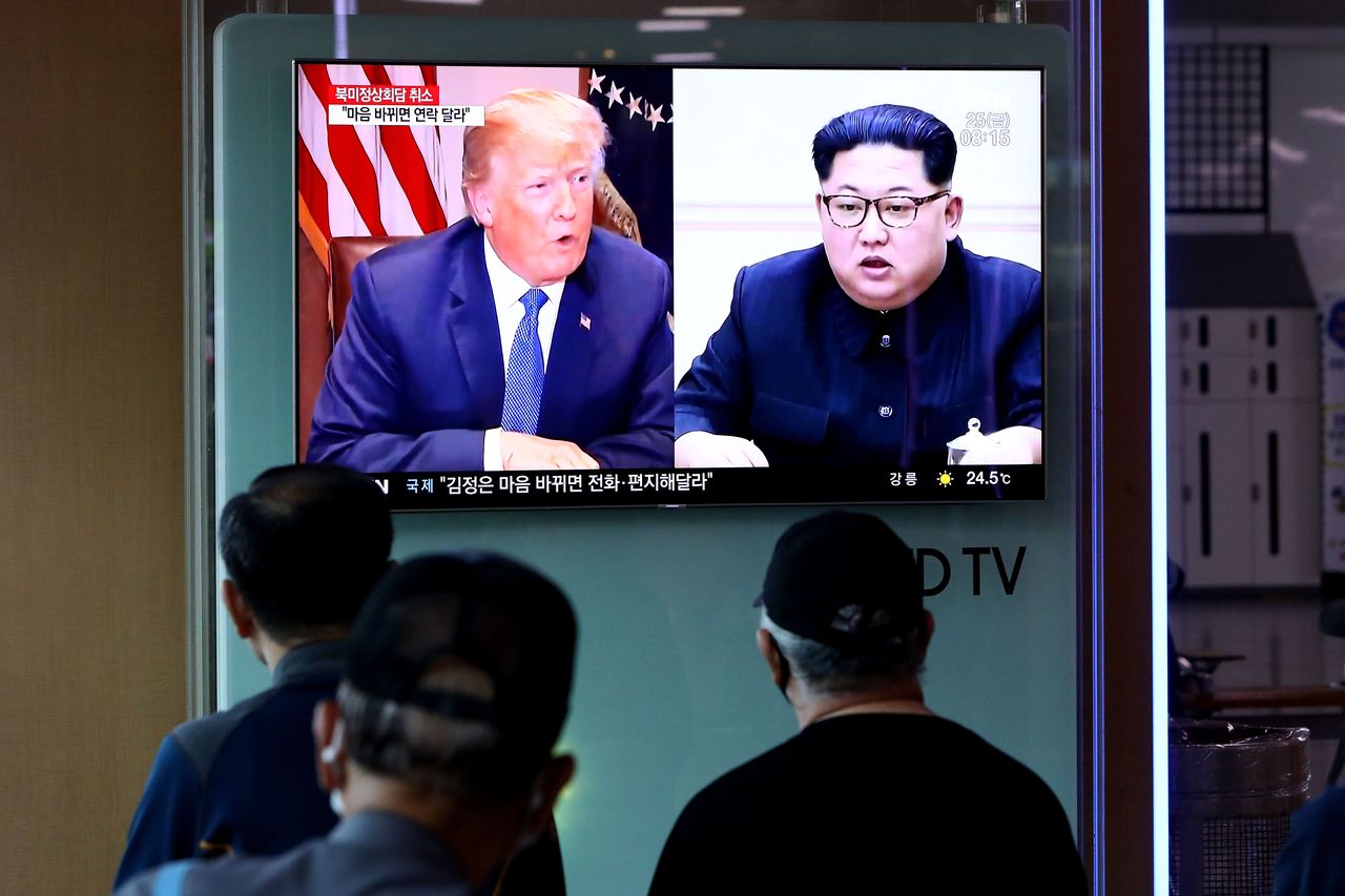 People in Seoul watch a TV report on May 25, 2018, after US President Trump canceled the planned summit with North Korean leader]