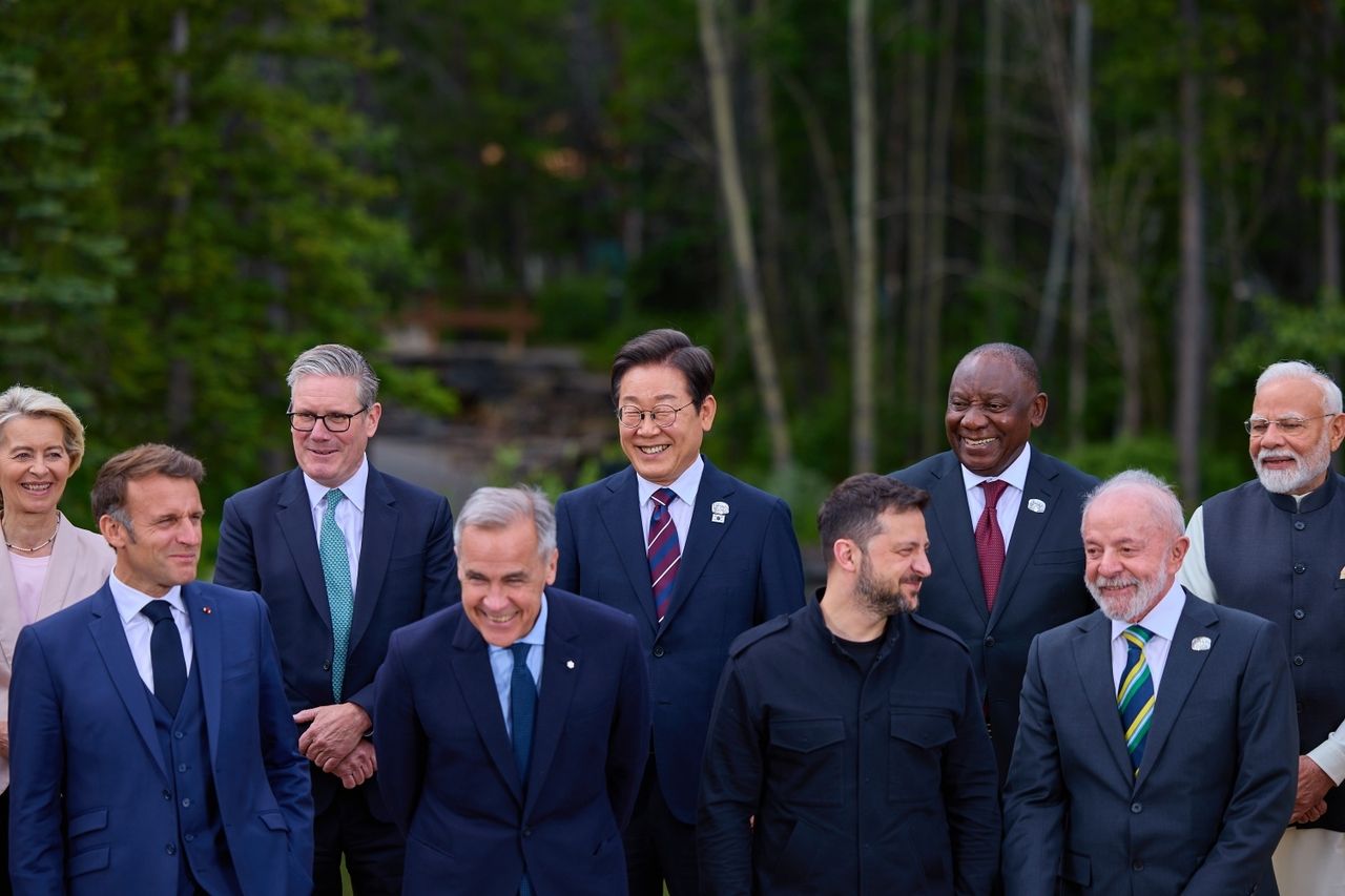 South Korean President Lee Jae Myung (center, back row) poses for a photo with leaders of the Group of Seven (G7) nations and invited countries at the G7 summit in Kananaskis, Alberta, Canada, on Thursday. (Yonhap)]