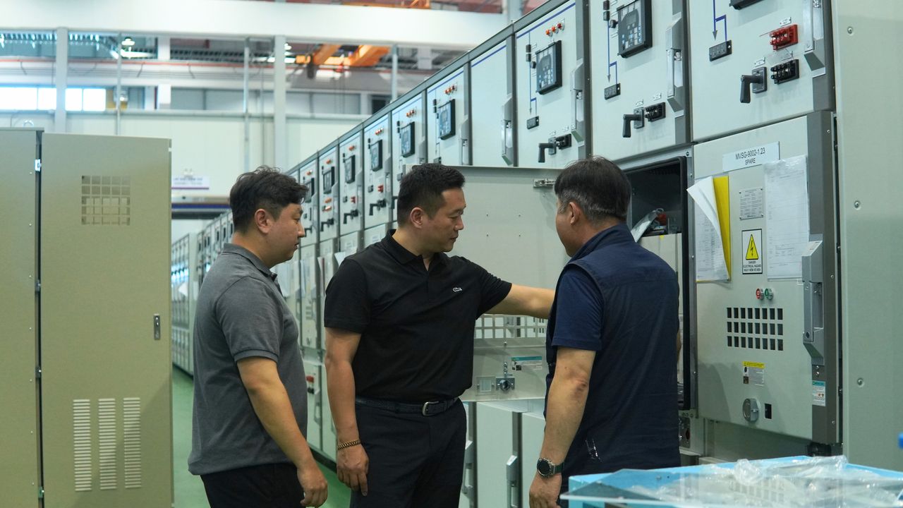 Choi Jong-hoon (center), general director of LS Electric Vietnam, inspects the Power system panel assembly line at LS Electric's Bac Ninh plant, east of Hanoi, Vietnam, on July 16. (Byun Hye-jin/The Korea Herald)