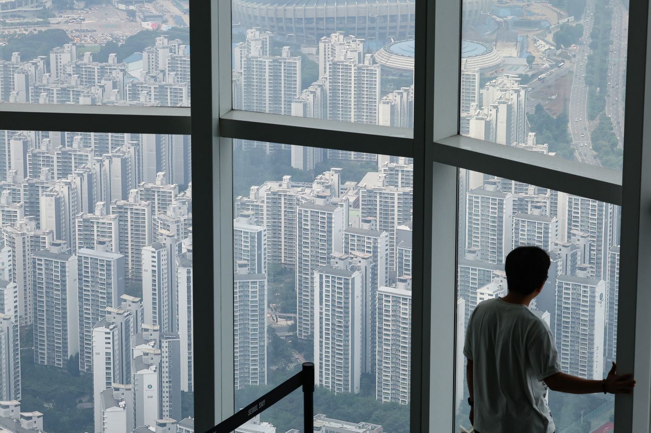 Clusters of apartments are seen from an observation deck at Lotte World Tower in Songpa-gu, southern Seoul, on July 6. (Yonhap)]