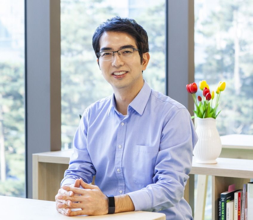 LG AI Research co-President Lee Hong-lak (LG)