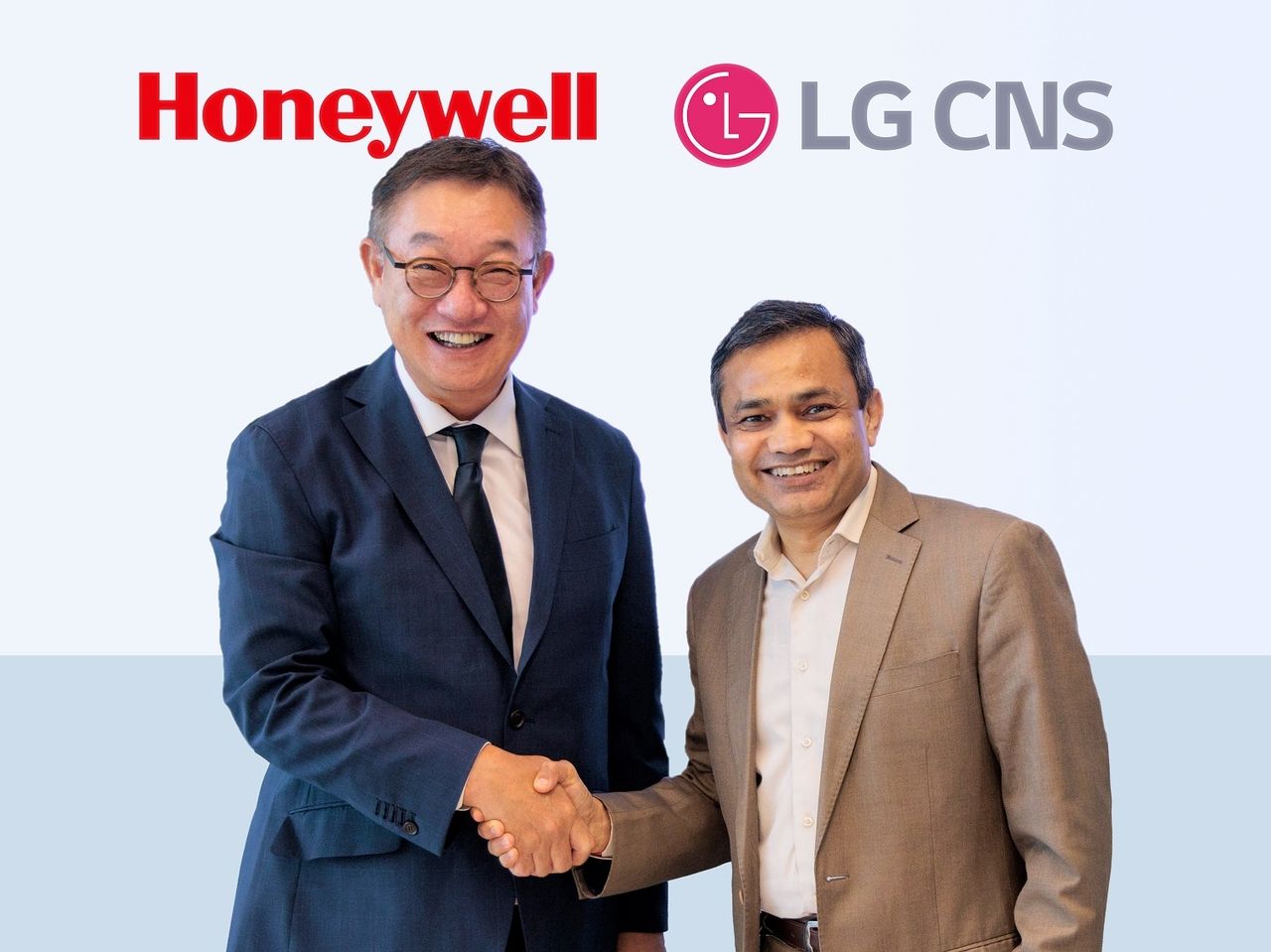 LG CNS CEO Hyun Shin-kyun (left) and Honeywell Process Solutions President Pramesh Maheshwari (LG CNS)]