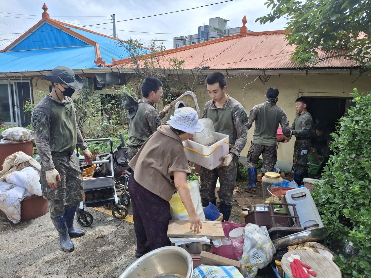 Korean soldiers move items from a flood-damaged home in Seosan, South Chungcheong Province, Monday. (Yonhap)