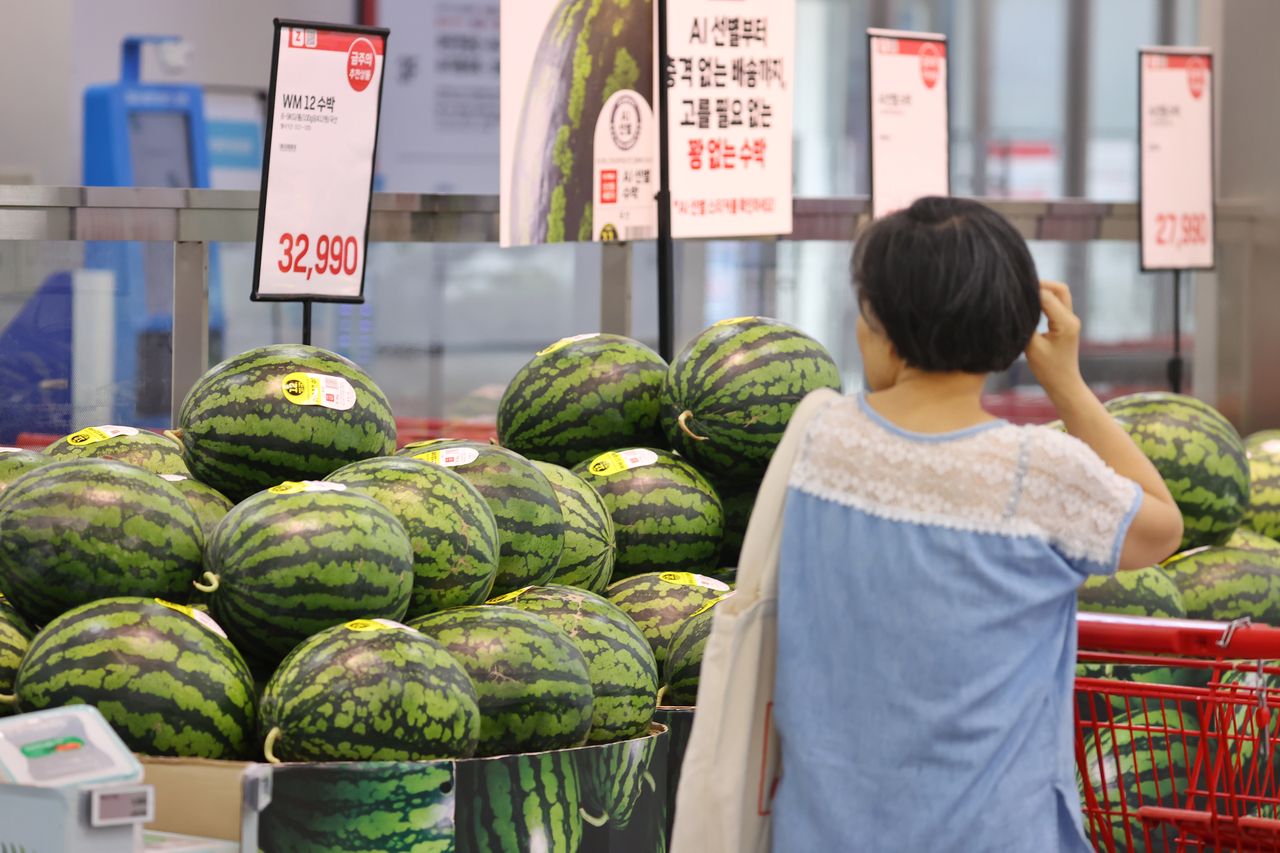 A person shops for groceries at a supermarket in central Seoul on Monday. (Yonhap)]