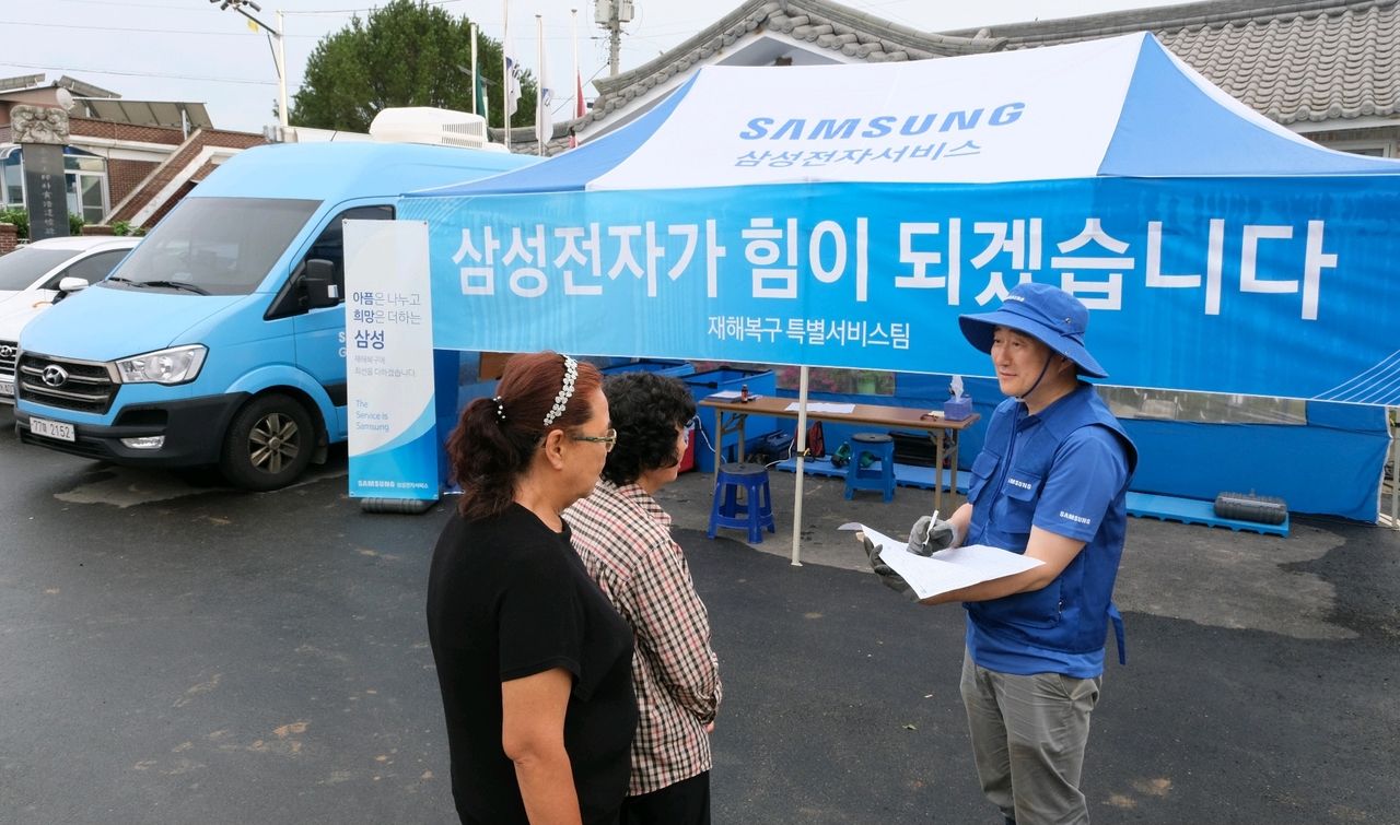 Samsung employee introducing a large-scale vehicle display solution 'Pillar to Pillar (P2P)' (Provided by Samsung). © News1]