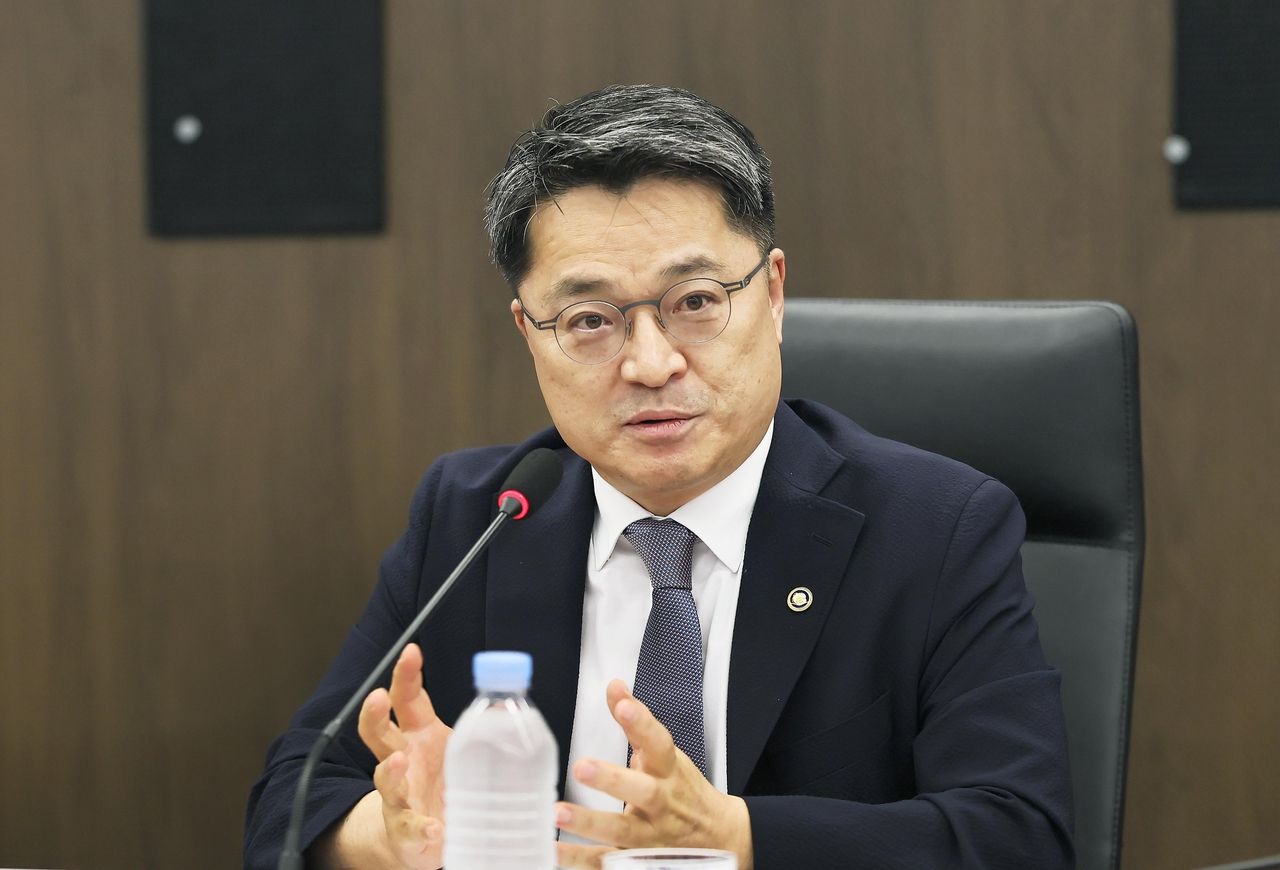 This photo shows First Vice Industry Minister Moon Shin-hak speaking at a meeting on the response to US tariff measures held in Seoul, on July 8. (Yonhap)]