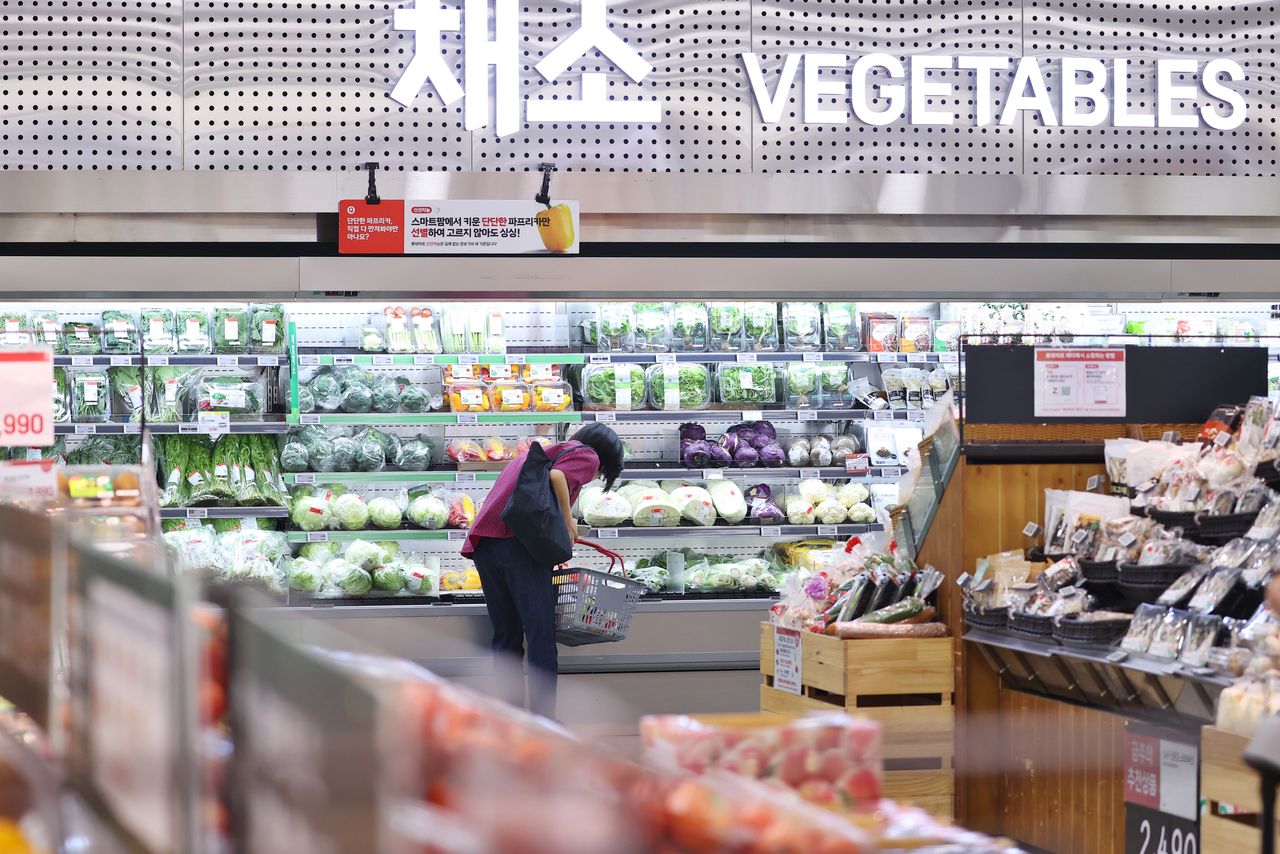 This photo taken on Monday shows a major discount chain store in Seoul. (Yonhap)]