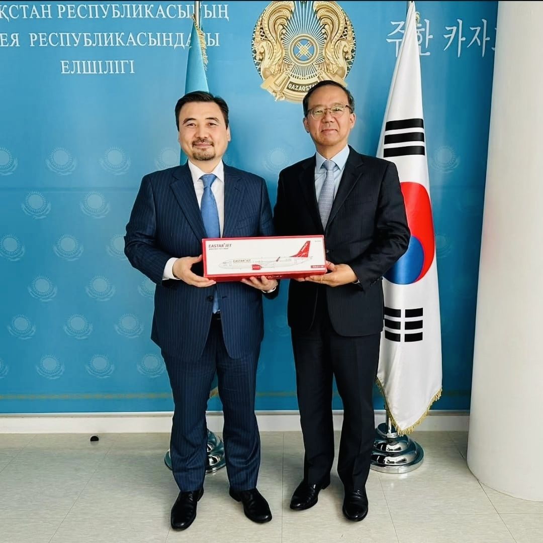 Kazakh Ambassador to Korea Nurgali Arystanov (left) and Eastar Jet CEO Cho Joong-seok pose for a commemorative photo after the launch of direct flights between Busan and Almaty on July 15. (Kazakh Embassy in Seoul)]
