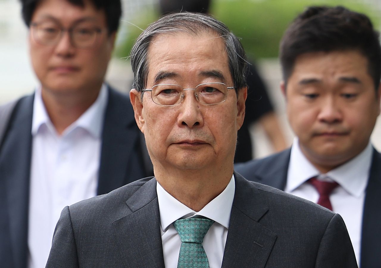 Former Prime Minister Han Duck-soo appears at special counsel Cho Eun-suk]
