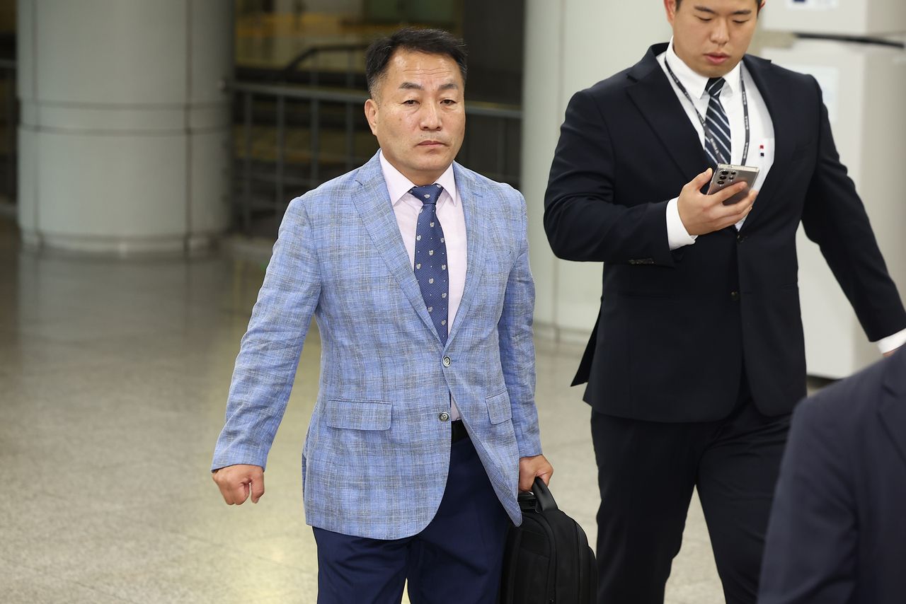 Former Marine Corps Commandant Kim Kye-hwan (center) appears at the Seoul Central District Court in southern Seoul to attend his arrest warrant hearing on Tuesday. (Yonhap)]