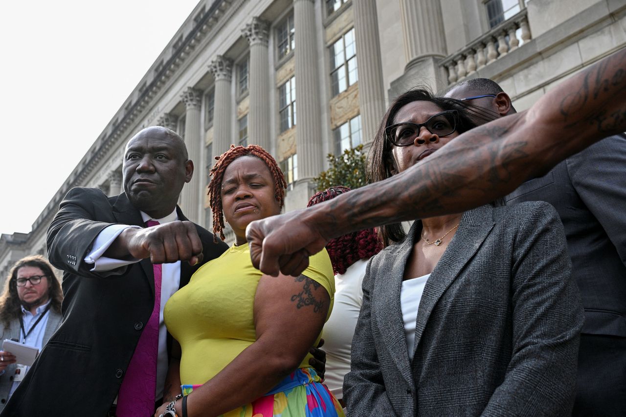 Attorney Ben Crump (left) greets a protester in front of the Gene Snyder Federal Building after the sentencing of former Louisville police officer Brett Hankison for the death of Breonna Taylor, in Louisville, Kentucky, Monday. (Reuters-Yonhap)]