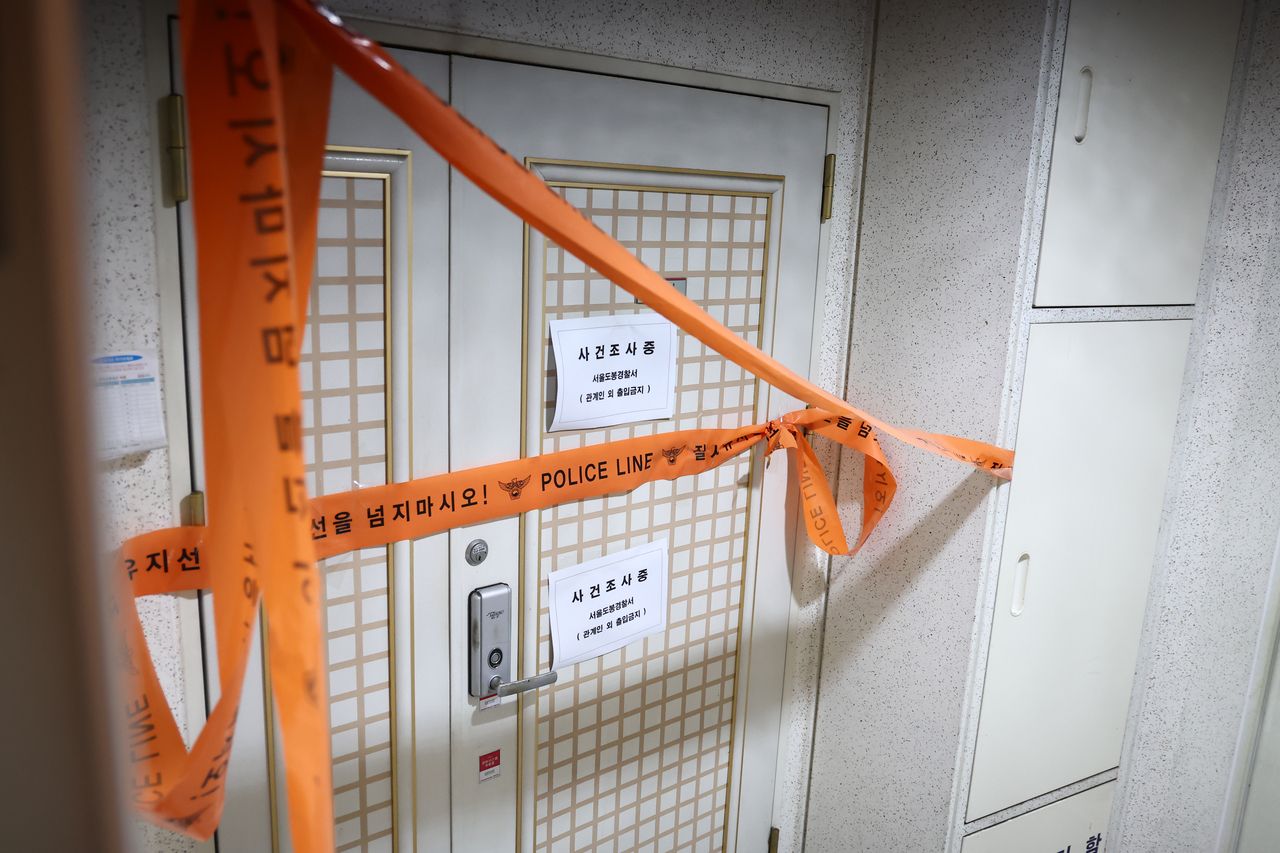 A police line is set up around the 63-year-old suspect's apartment in Dobong-gu, northern Seoul, Monday. Up to 105 residents living in the building were evacuated by a bomb squad on the same day as the suspect stated that he had planted a makeshift explosive device in his residence during police questioning. (Yonhap)