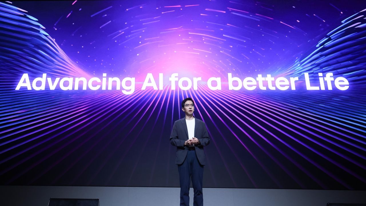 LG AI Research co-President Lee Hong-lak speaks at 