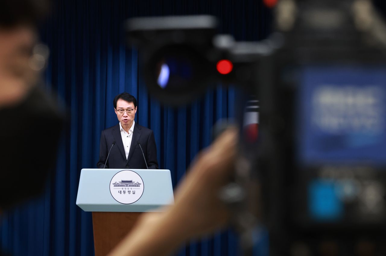 A camera operator is seen filming Lee Kyu-youn, senior presidential secretary for public relations, during a daily briefing at the presidential office in Yongsan-gu, Seoul, Thursday. (Yonhap)]