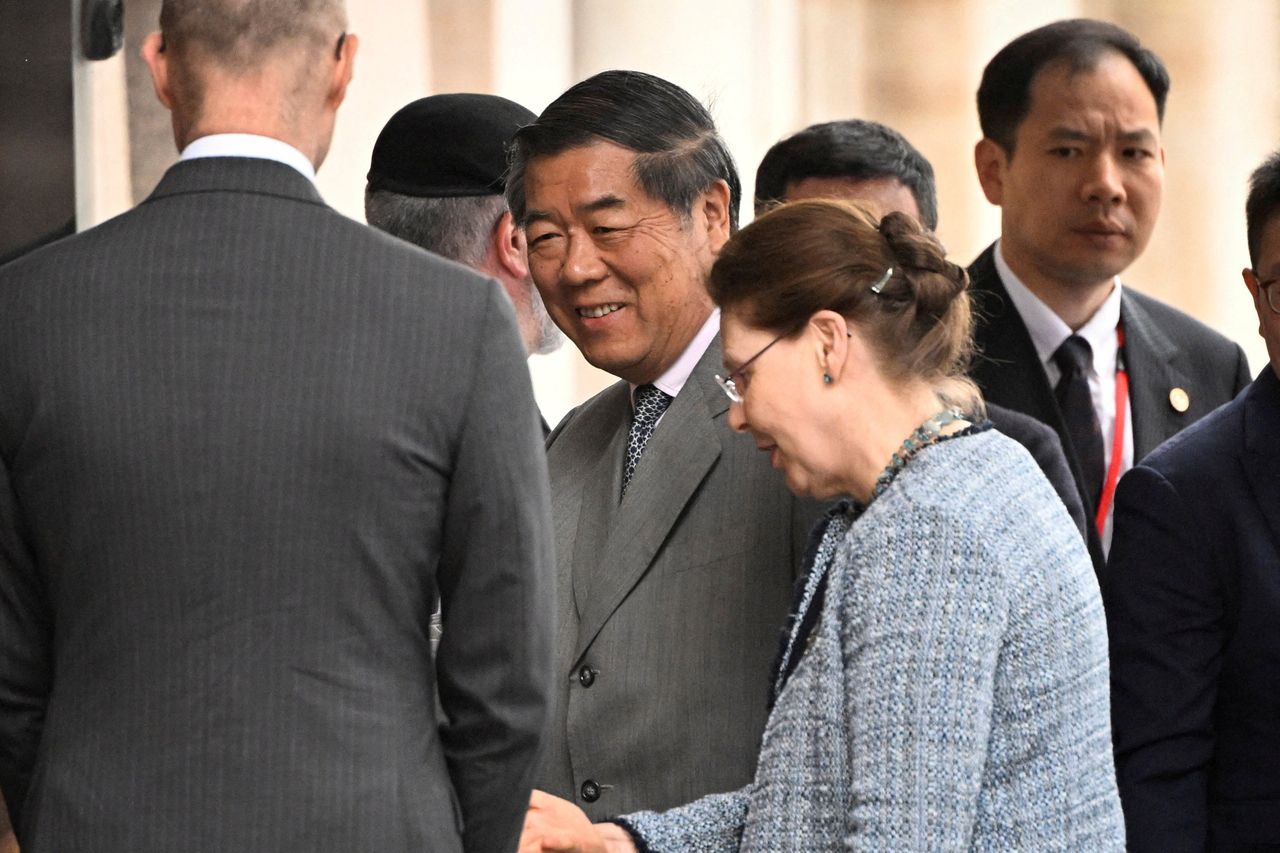 Chinese Vice Premier He Lifeng arrives at Rosenbad, ahead of the second day of trade talks between the U.S. and China in Stockholm, Sweden, Tuesday. Reuters-Yonhap]