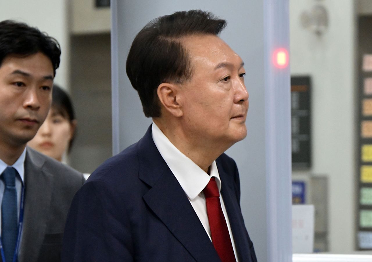 Former President Yoon Suk Yeol leaves the Seoul Central District Court in southern Seoul on July 9, after attending a hearing on his potential arrest over his failed attempt to impose martial law in December. (Yonhap)]