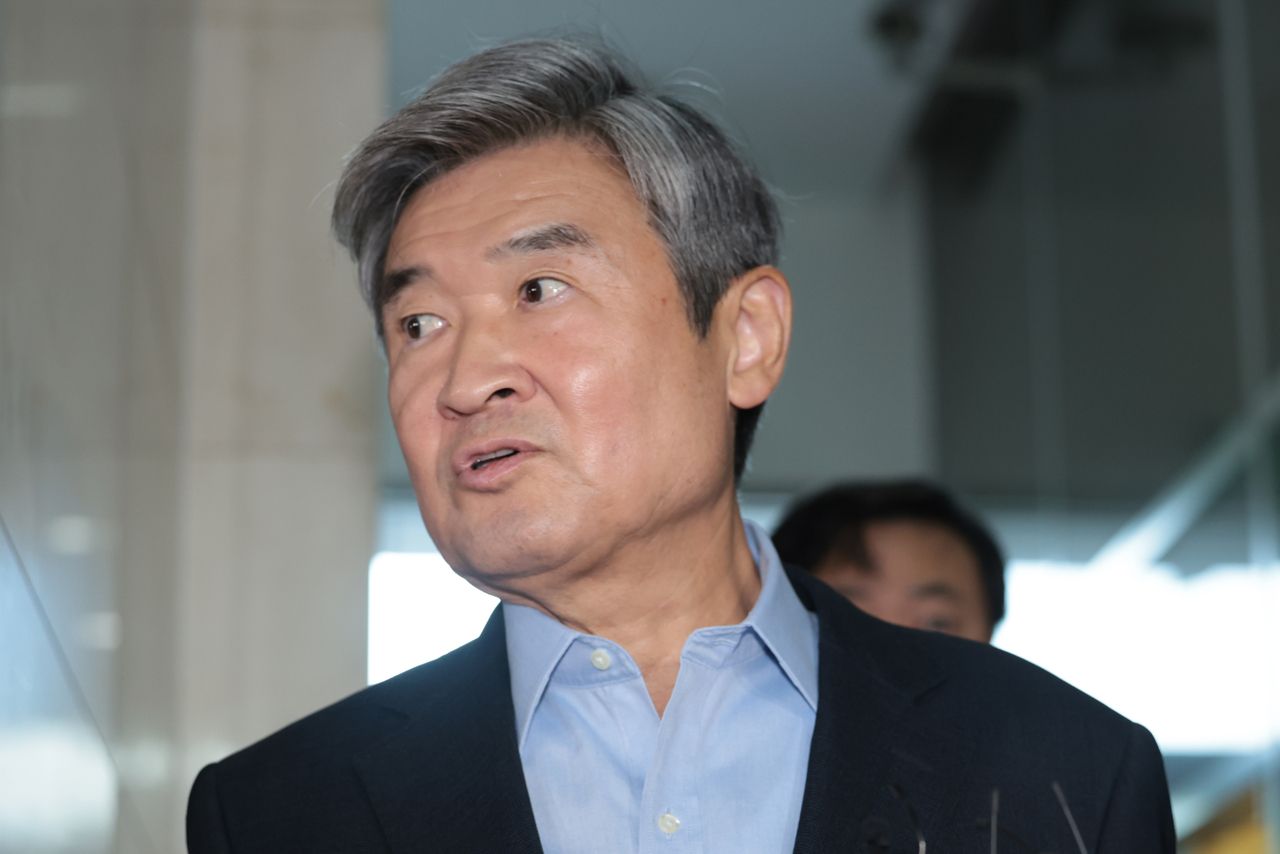 Cho Tae-yong appears at special counsel Lee Myeong-hyeon]