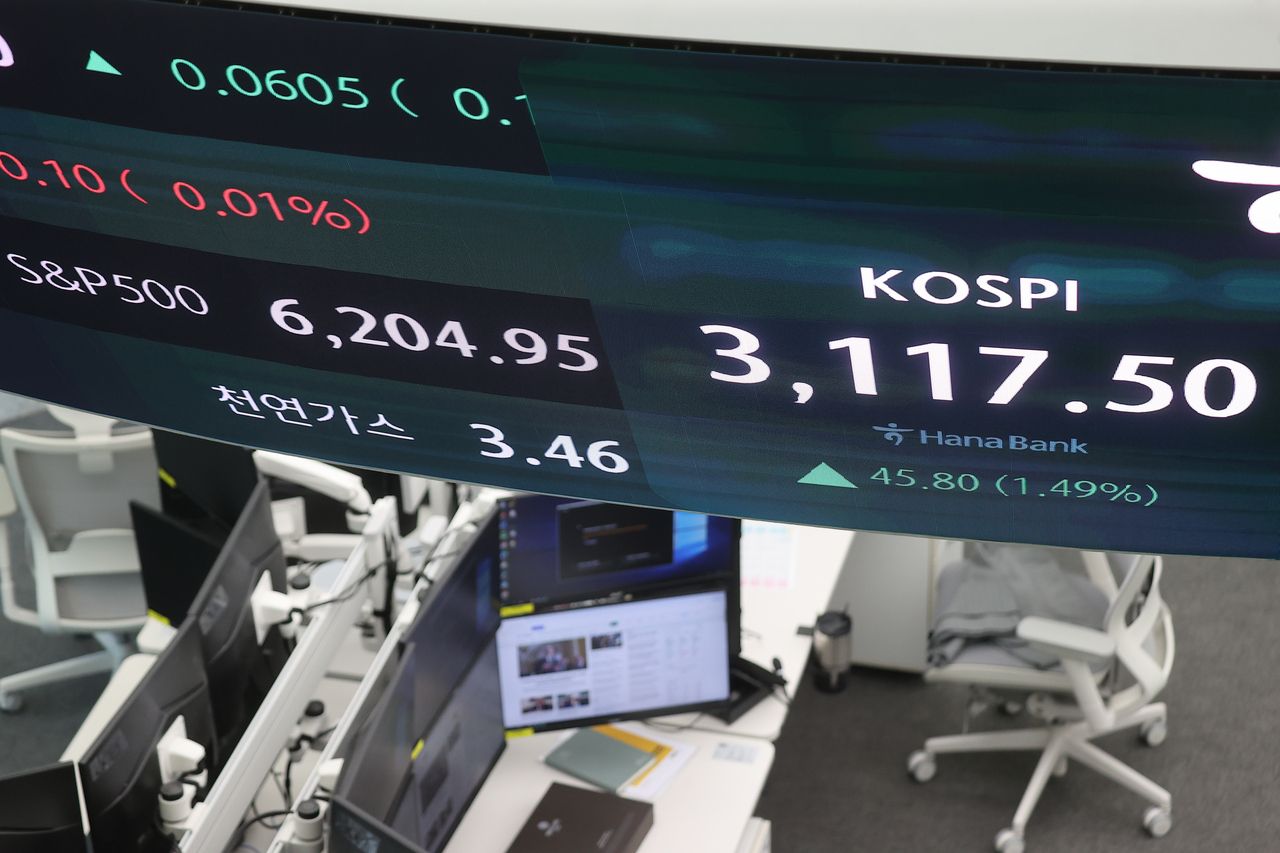 An electronic board at the Hana Bank dealing room in central Seoul. (Yonhap)]
