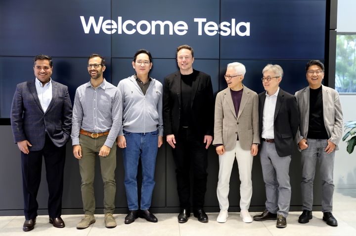 Samsung Electronics Chairman Lee Jae-yong (third from left) poses with Tesla CEO Elon Musk (fourth from left) during their meeting at Samsung Research America in Silicon Valley on May 10, 2023. (Samsung Electronics)