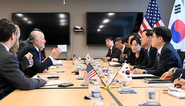 South Korean Deputy Prime Minister and Finance Minister Koo Yun-cheol (second from right) holds trade talks with US Commerce Secretary Howard Lutnick (third from left) at the US Department of Commerce in Washington, Tuesday. (Ministry of Economy and Finance)]