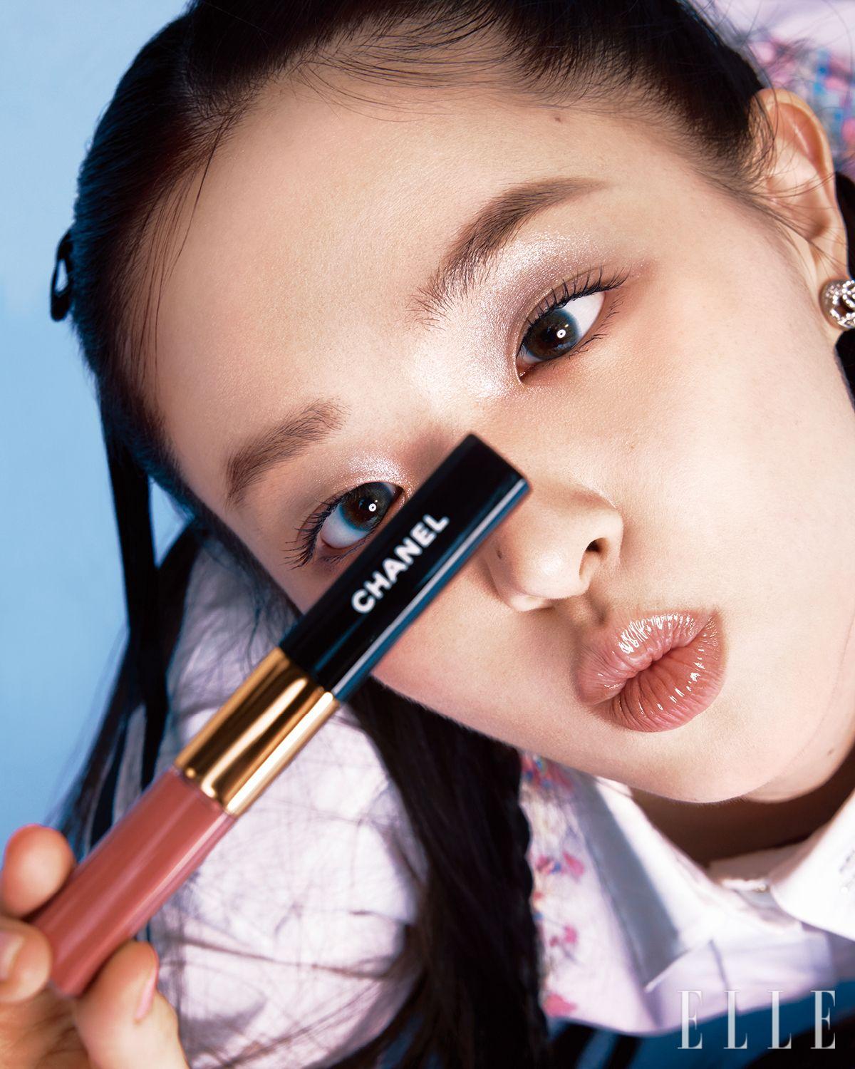 화이트 셔츠와 트위드 베스트, 이어링, 헤어 리본은 모두 Chanel.