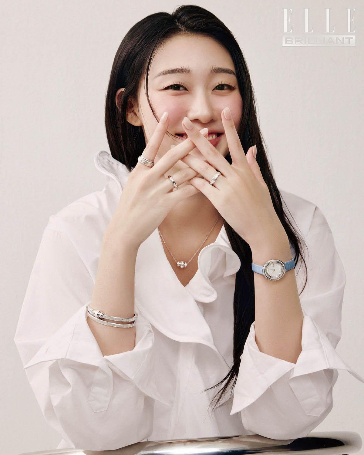 화이트 골드에 다이아몬드를 세팅한 ‘포제션 데코 팰리스 펜던트’ 네크리스, 오른손 검지에 착용한 다이아몬드 세팅의 ‘포제션 데코 팰리스’ 링, 약지에 착용한 화이트 골드 소재의 ‘포제션’ 링, 다이아몬드를 세팅한 ‘포제션 데코 팰리스’ 브레이슬릿, 화이트 골드 소재의 ‘포제션 데코 팰리스’ 브레이슬릿, 왼손에 착용한 화이트 골드 소재의 ‘포제션 데코 팰리스’ 링, 다이아몬드 세팅의 ‘포제션’ 워치는 모두 PIAGET. 화이트 셔츠는 MSGM.