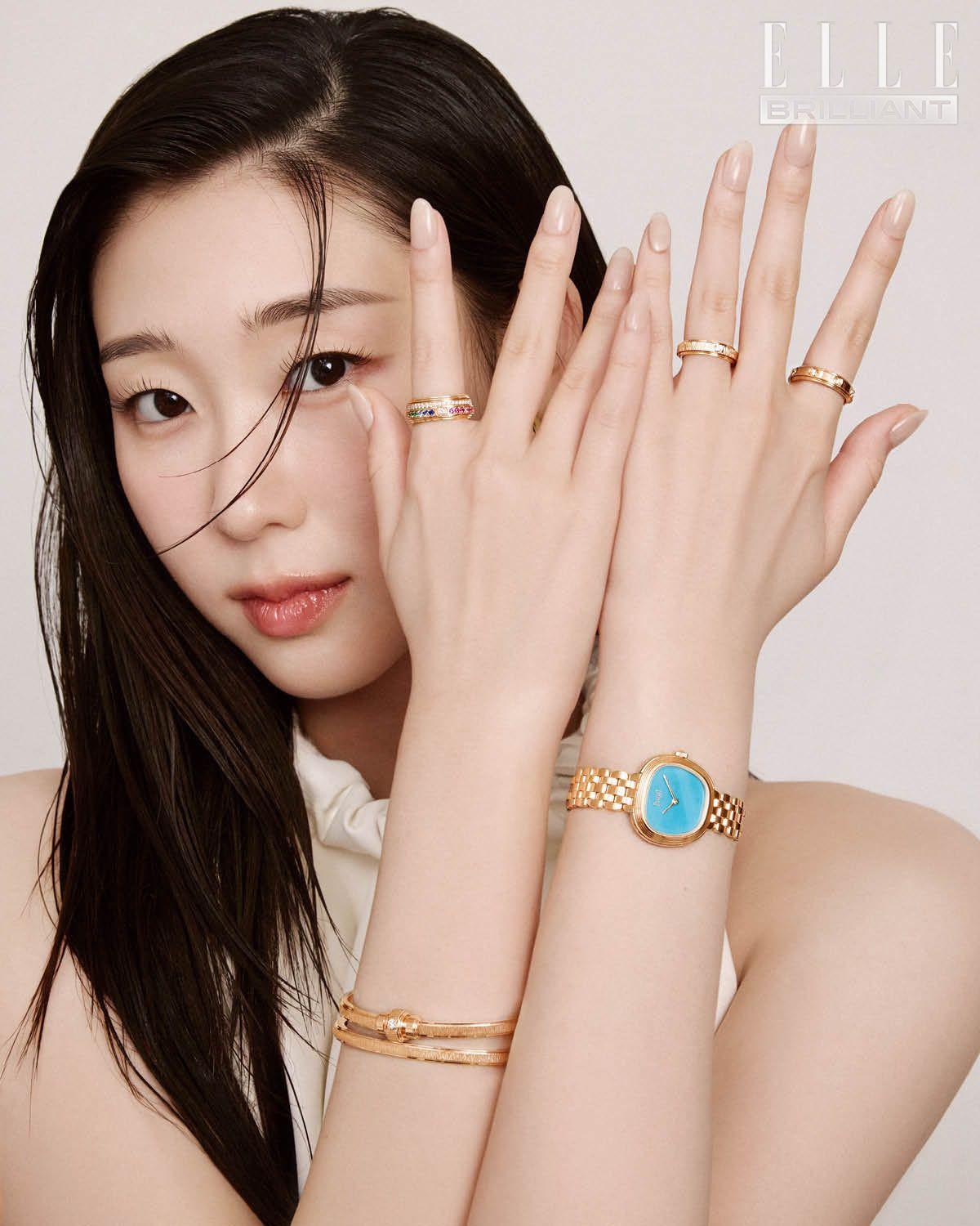 오른손에 착용한 다이아몬드, 사파이어, 루비를 세팅한 ‘포제션’ 링, 로즈 골드에 다이아몬드를 세팅한 ‘포제션 데코 팰리스’ 브레이슬릿, 로즈 골드 소재의 ‘포제션 데코 팰리스’ 브레이슬릿, 왼손 약지에 착용한 다이아몬드 세팅의 ‘포제션 데코 팰리스’ 링, 검지에 착용한 8개 다이아몬드를 세팅한 ‘포제션 데코 팰리스’ 링, 튀르쿠아즈 다이얼의 ‘식스티’ 워치는 모두 PIAGET. 드레스는 SPORTMAX.