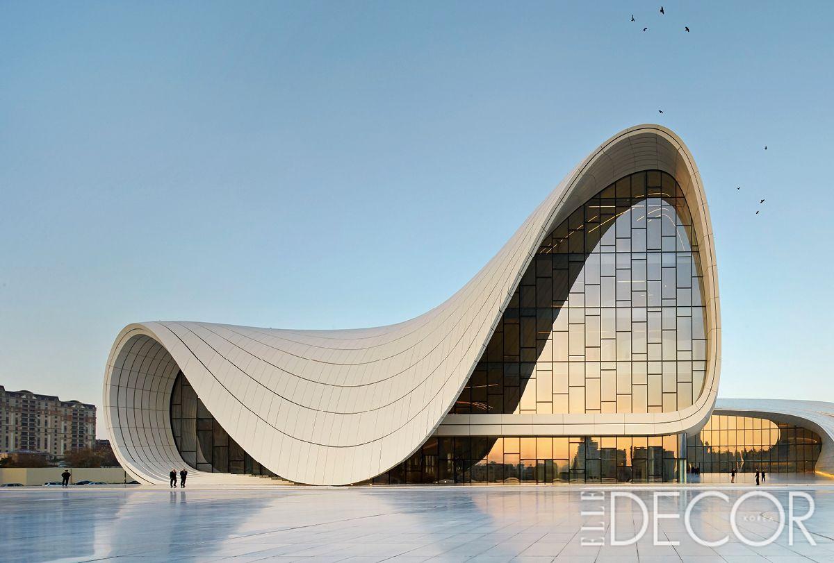 구조가 아닌 표면을 강조하는 아제르바이잔 바쿠에 있는 ‘게이다르 알리예프 센터(Heydar Aliyev Center).