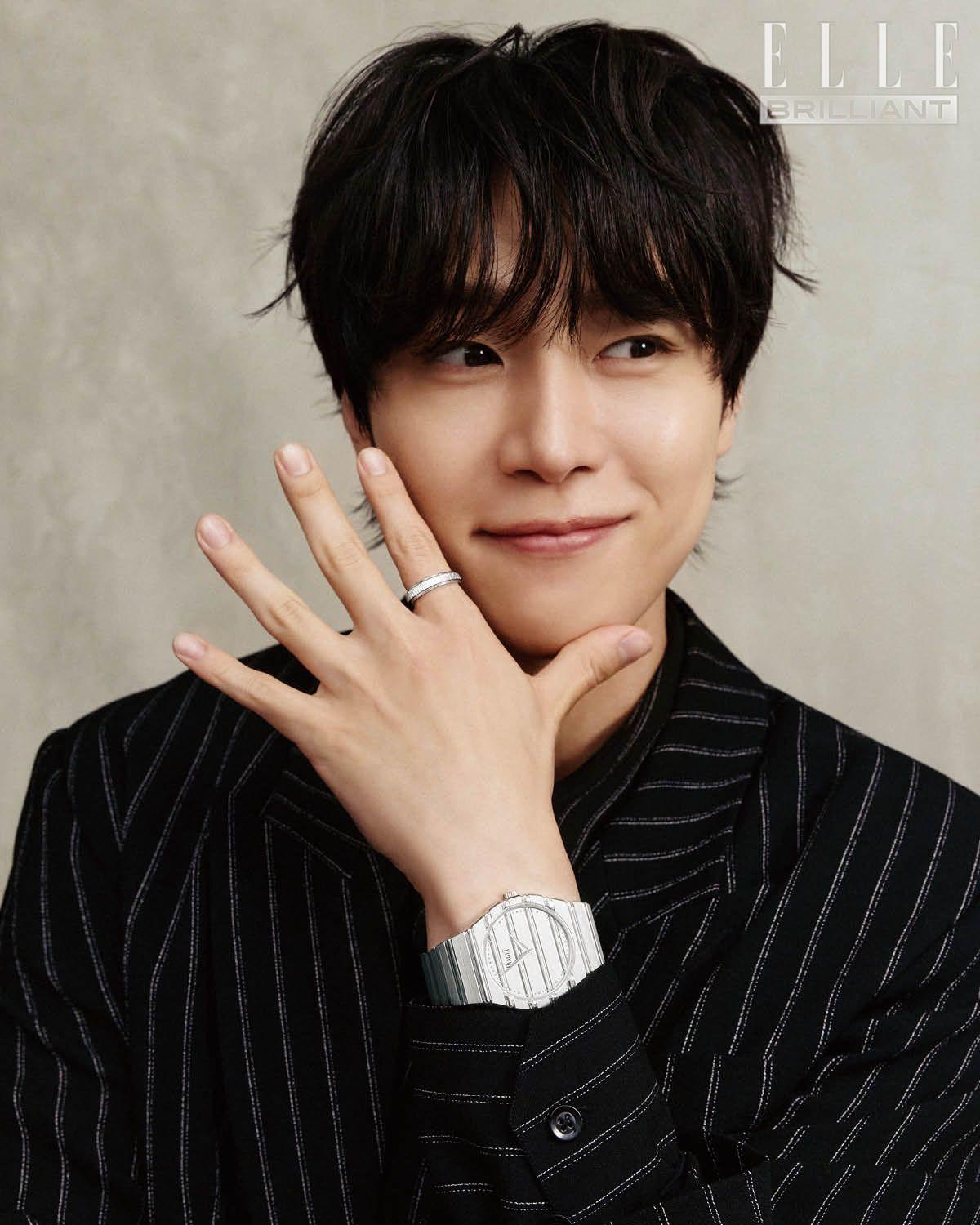 화이트 골드 소재의 ‘포제션 데코 팰리스’ 링, 케이스와 브레이슬릿이 통합된 일체형 디자인의 화이트 골드 소재 ‘피아제 폴로 79’ 워치는 모두 PIAGET. 재킷과 셔츠는 모두 ERNEST W. BAKER by 10 Corso Como Seoul.