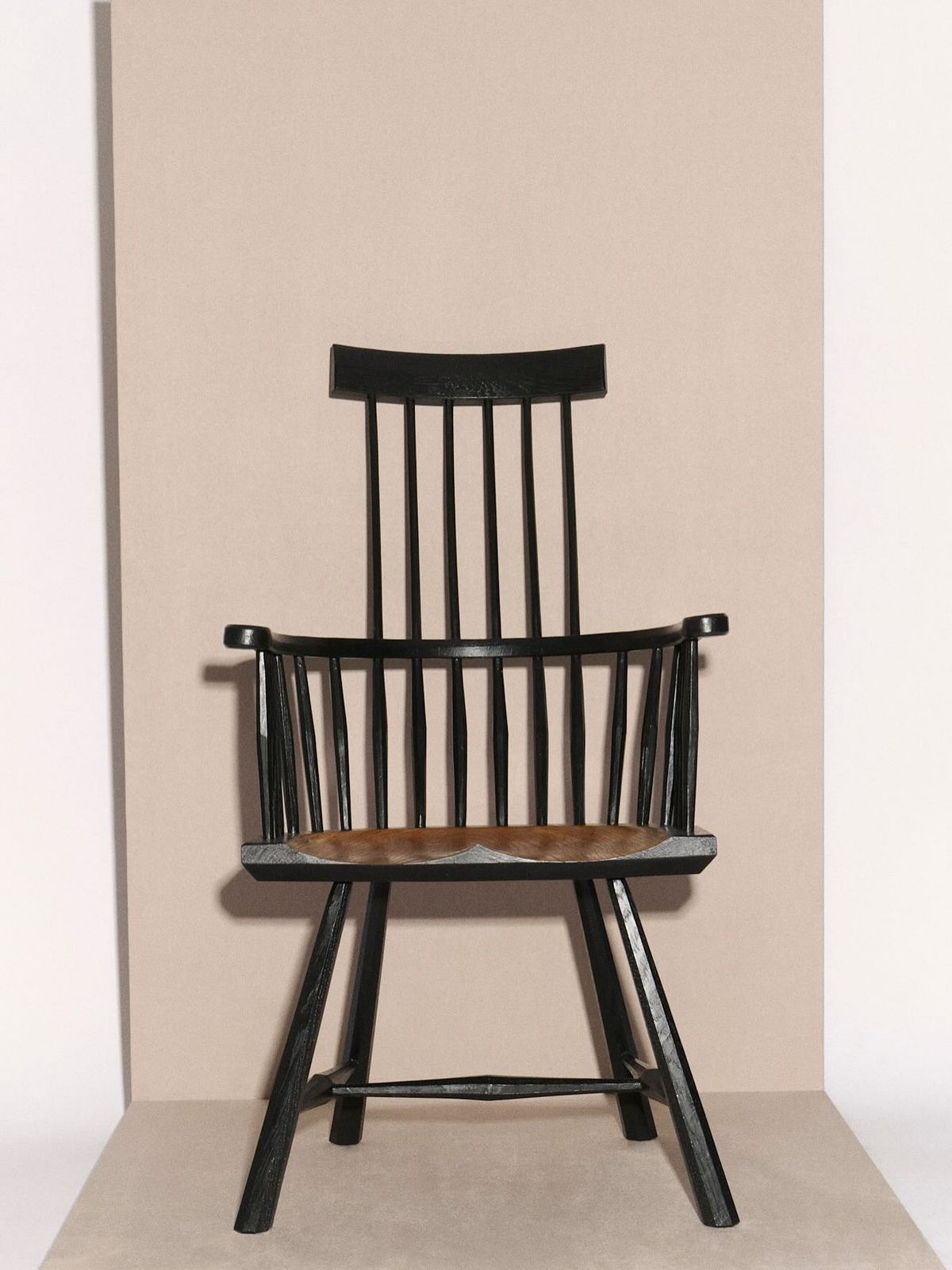 핸드메이드 윈저 체어. © Louis Dewynter