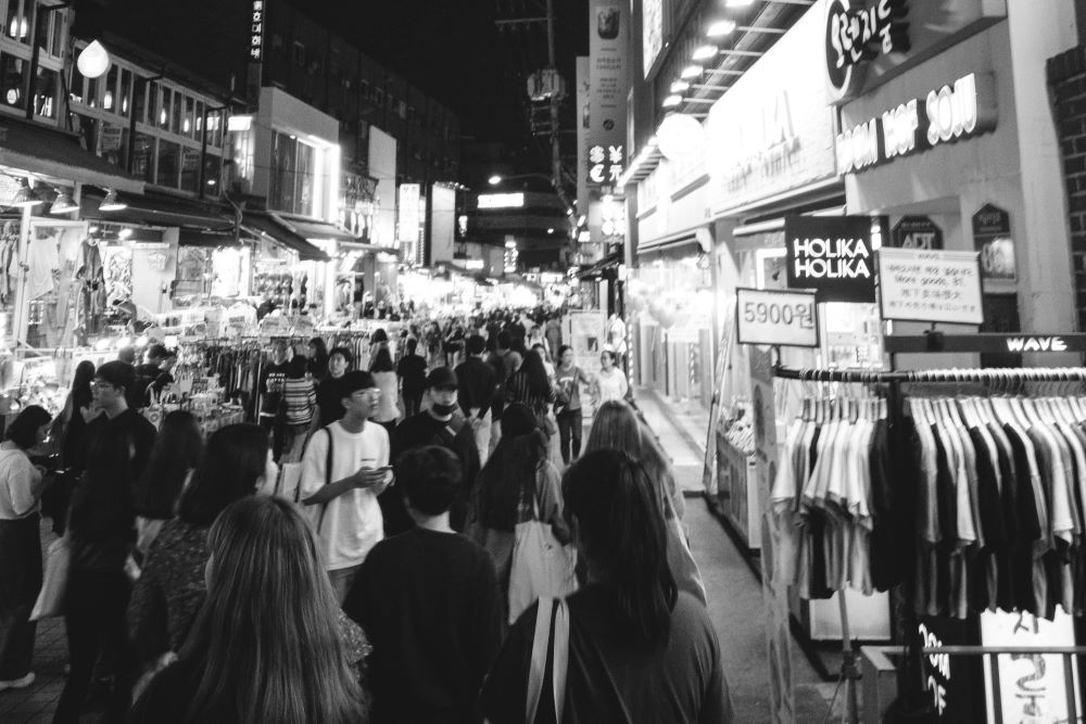홍대거리 / 사진=unplash@Khinaii van Laren