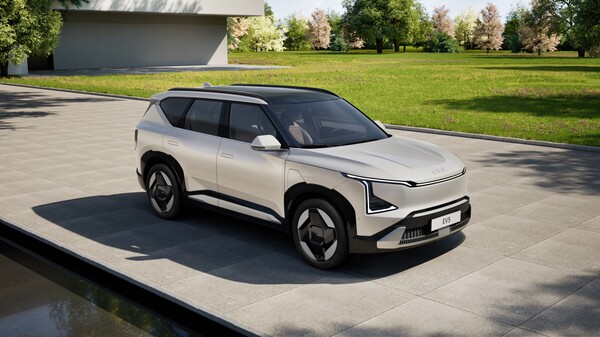 기아가 전동화 패밀리 SUV ‘더 기아 EV5’의 내·외장 디자인을 공개했다. EV5는 EV6, EV9, EV3, EV4에 이어 기아가 선보이는 다섯 번째 전용 전기차다. 사진 제공=기아.