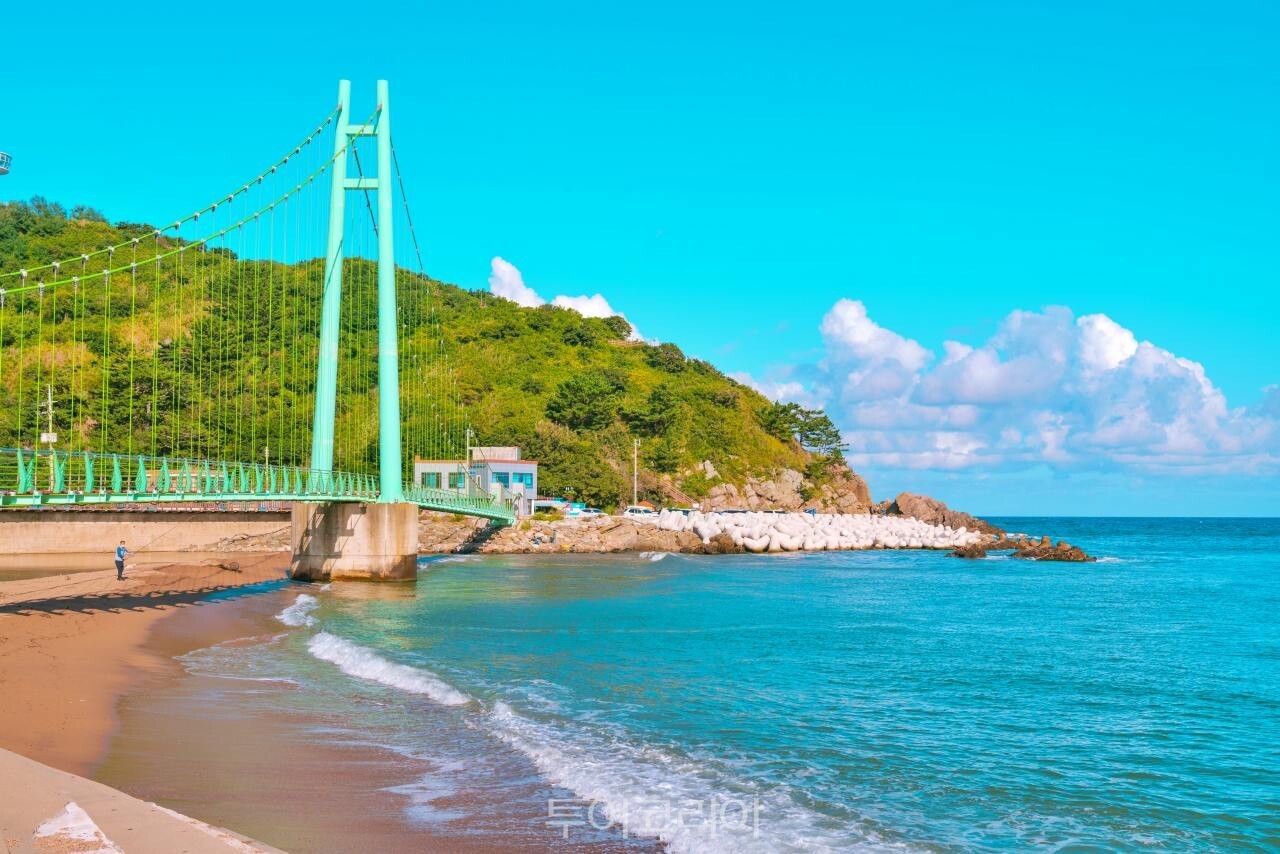 블루로드 트레킹 코스 현수교  울진 망양정 /사진-경상북도문화관광공사