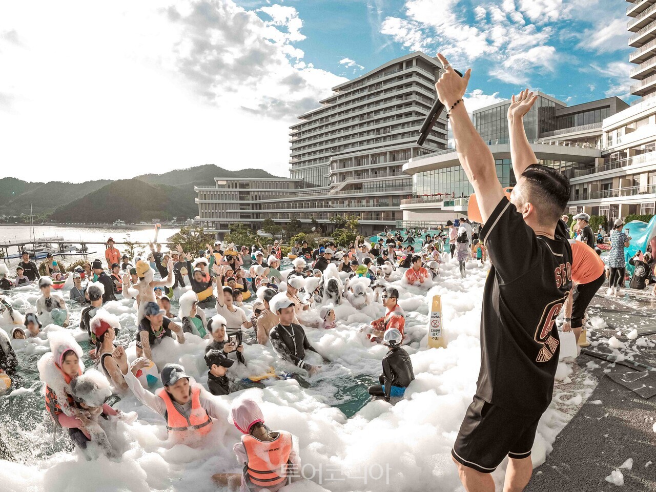 키즈 버블 쇼 데이를 즐기는 고객 한화리조트 거제 벨버디어 아웃도어 풀(Outdoor Pool) 키즈 버블 쇼 데이를 즐기는 고객 아이와 함께 키즈 버블 쇼를 체험하는 고객 키즈 버블 쇼 데이에서 키즈 DJ가 공연을 하는 모습/사진-한화리조트