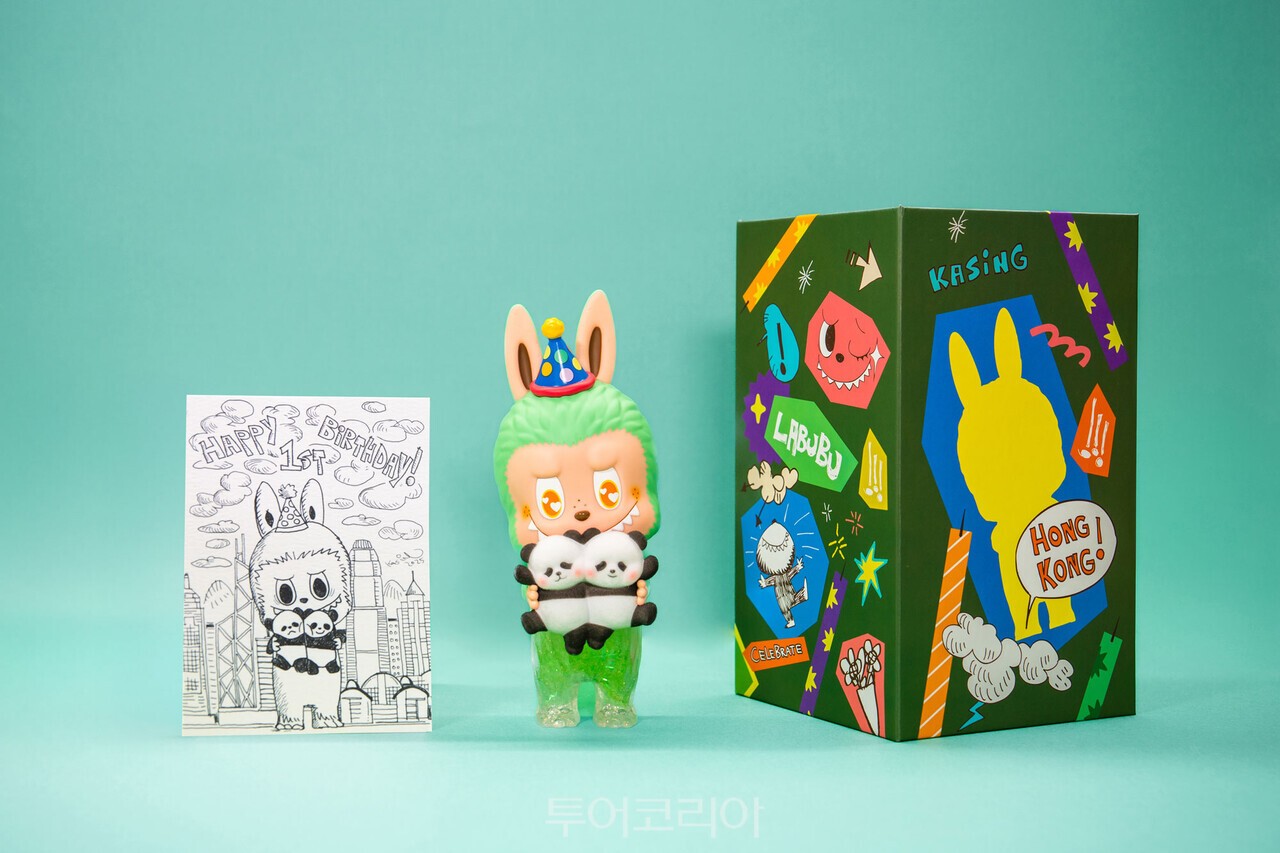 오션파크 홍콩 속 판다 콘텐츠 판다로 꾸며진 홍콩 도로 표지판    판다 쌍둥이 첫 생일을 기념해 홍콩 전역에서 축제가 열린다. 라부부 X 쌍둥이 판다 생일 한정판 피규어    오션파크 홍콩 속 판다 콘텐츠 /사진-홍콩관광청