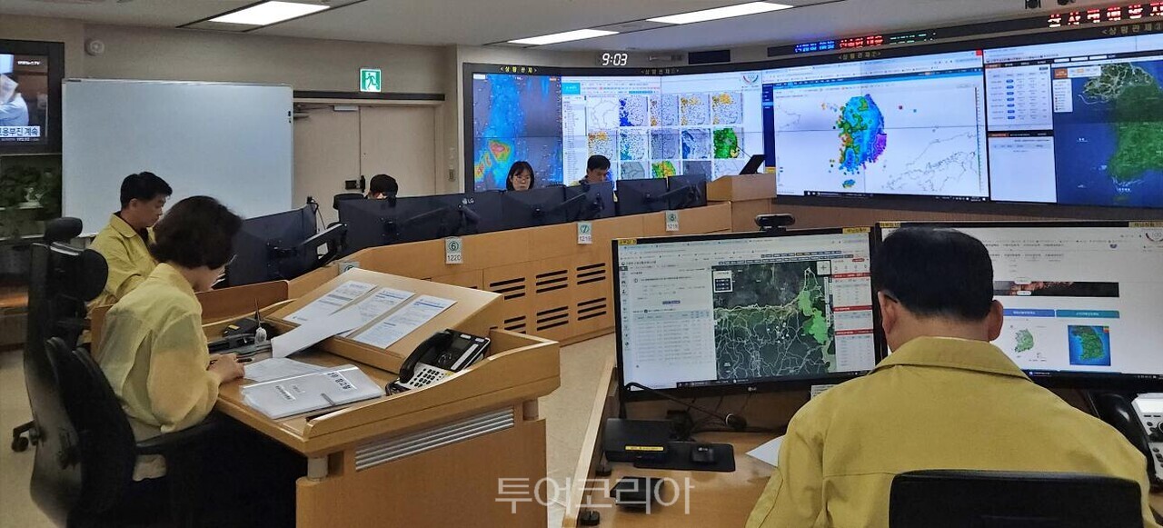 이미라 산림청 차장이 16일 산사태예방지원본부를 방문해 16일부터 20일까지 예보된 호우에 대비해 산사태 대응 태세를 긴급 점검하고 있다.