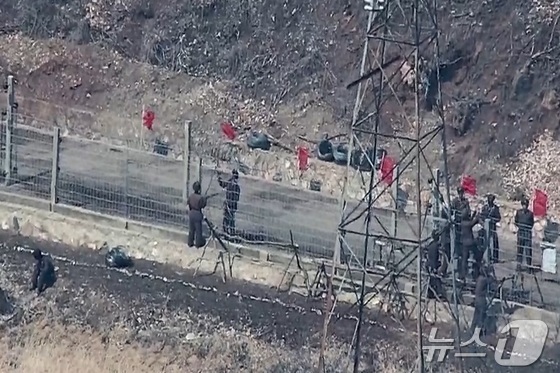 North Korean soldiers are repairing the upper and lower sections of the barbed wire fence on the Eastern Front. 2025.3.27 / News1