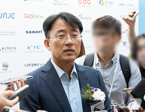 Lee Chung, CEO of Samsung Display, answers questions from reporters after attending the K-Display 2025 Korea Display Industry Exhibition held at COEX Convention & Exhibition Center in Gangnam district, Seoul on Thursday. 2025.8.7 / News1