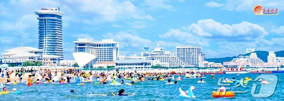 On August 17, the North Korean Workers\' Party newspaper Rodong Sinmun reported that it has been over 40 days since the Wonsan-Kalma Coastal Tourist Zone began operations, and that workers\' interest in the world-class coastal tourist city and marine park is growing / Rodong Sinmun